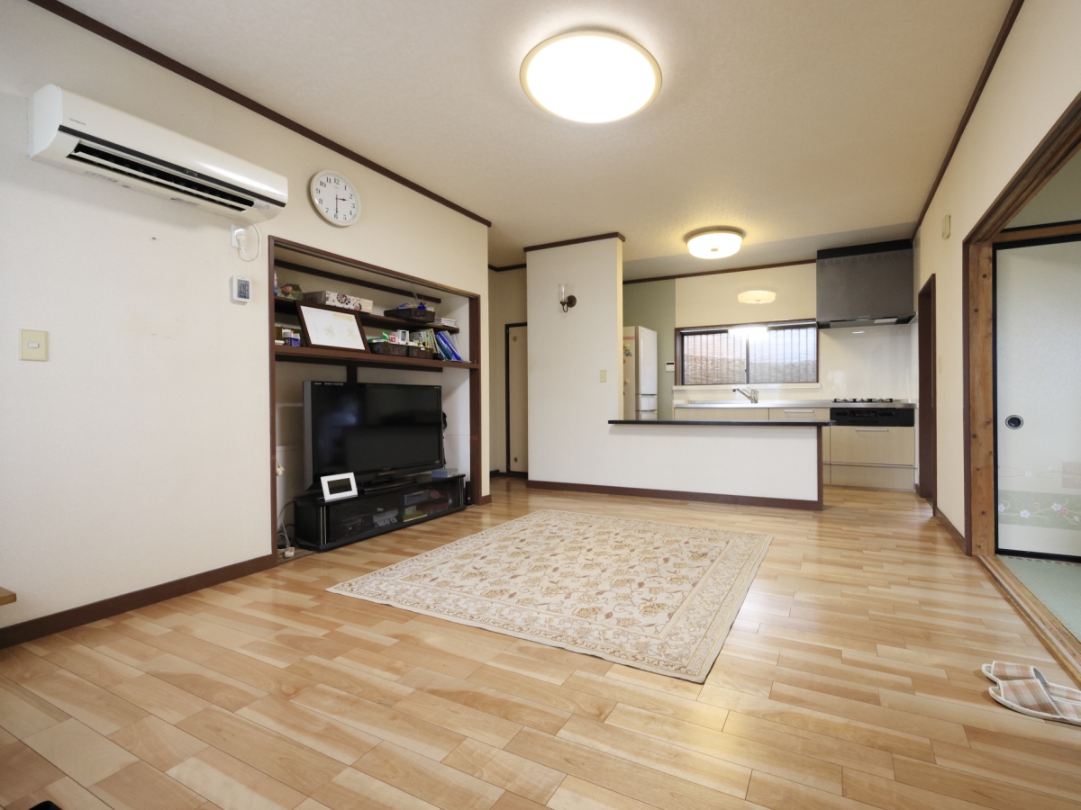 キッチンとリビングを美しく統一した住空間リフォーム