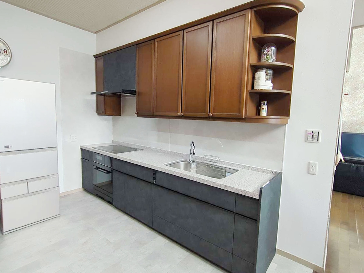 吊戸棚をそのままに、上質キッチンリフォーム